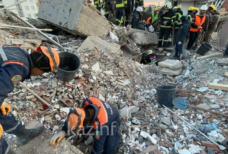 Qazaqstandyq qutqarýshylar Túrkııada 7 adamdy qutqaryp, 53 adamnyń máıitin shyǵardy