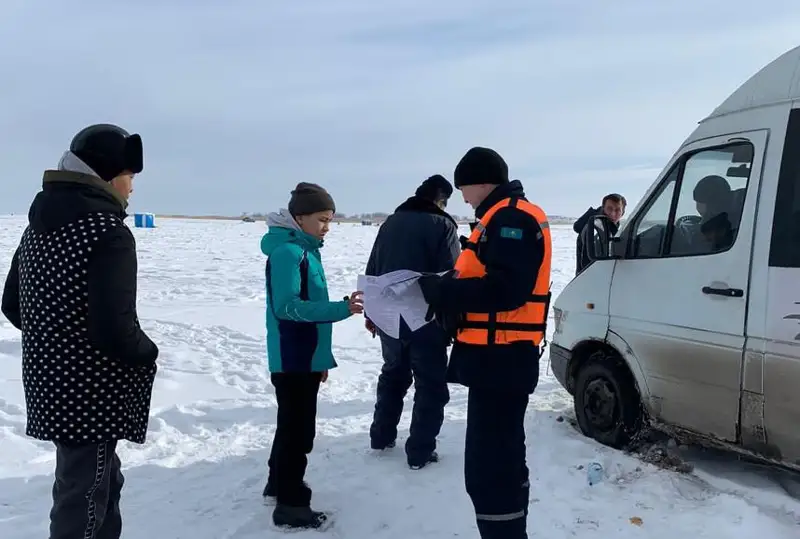 Qapshaǵaıda muz jarylyp, balyqshynyń kóligi sýǵa batyp ketti