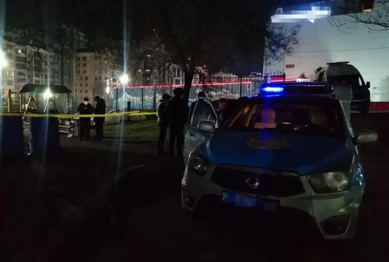 Almatyda balalar oıyn alańynda er adam pyshaqtaldy