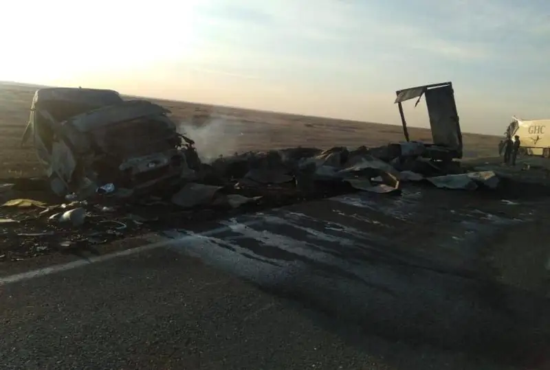 Две фуры столкнулись в Актюбинской области, погиб водитель