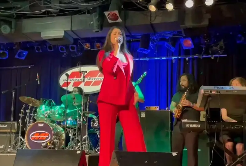 ا ق ش-تا وقىپ جۇرگەن قازاق قىزى لوس-اندجەلەستە كونسەرت بەردى - ۆيدەو