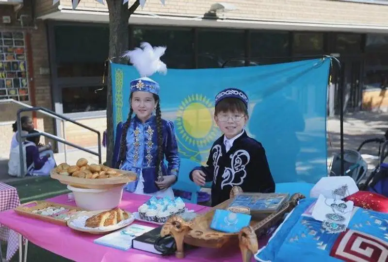 قازاق بالالارى ۇلى بريتانيادا ۇلتتىق قۇندىلىقتارىمىزدى ناسيحاتتادى