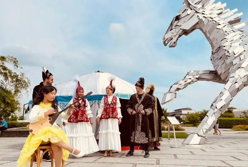 سايگۇلىك، كيىز ءۇي ءھام دومبىرا - قازاق مادەنيەتىنىڭ رامىزدەرى سلوۆاكيادا - فوتو