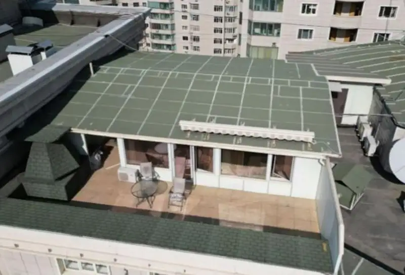 الماتىدا تۇرعىن ءۇيدىڭ توبەسىنە زاڭسىز سالىنعان ءىرى قۇرىلىس بۇزىلدى