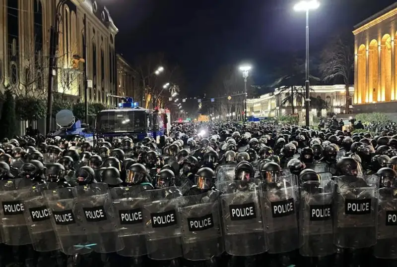 Tbılısıde polıtsııa narazylyq aktsııasyna qatysýshylardy ustaı bastady