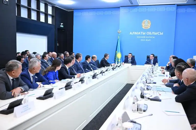Маулен Ашимбаев встретился с депутатами маслихата Алматинской области