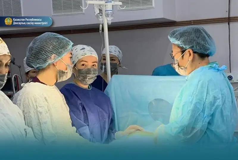Dáriger balaǵa qol tıgizbesten anasymen qaýyshtyrady: Elimizde alǵash ret kesar tiligi túrlendi