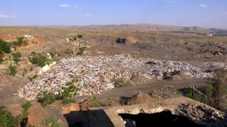 Жители Кентау требуют закрыть мусорный полигон