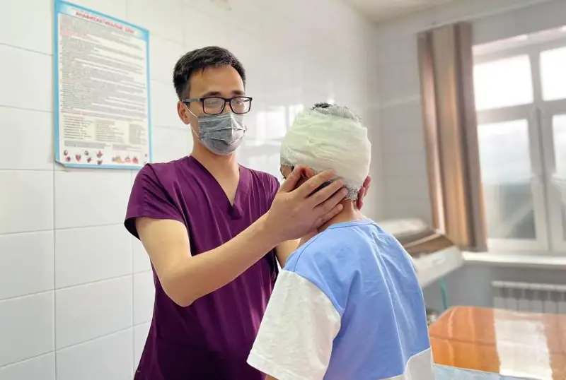Shymkenttik dárigerler 10 jasar balanyń mıynan bir ýys qurt aldy