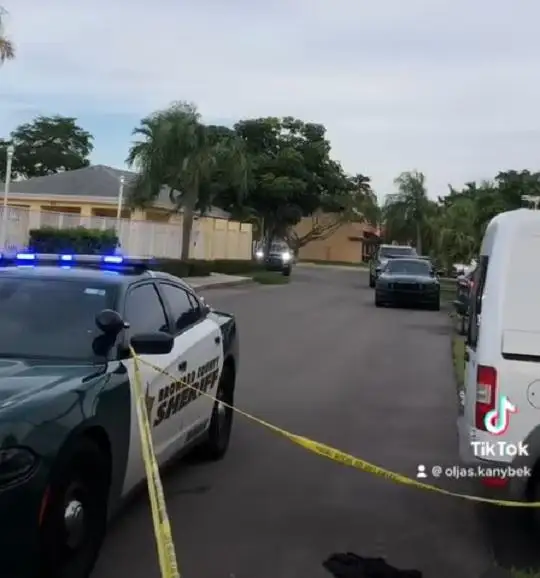 قازاق جىگىتى امەريكادا قاراقشىلارعا تويتارىس بەرىپ، قارۋلارىن تارتىپ العان - ۆيدەو