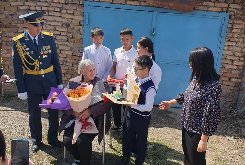 Óskemende áskerıler dál Jeńis kúninde 101 jasqa kelgen soǵys ardagerin quttyqtady
