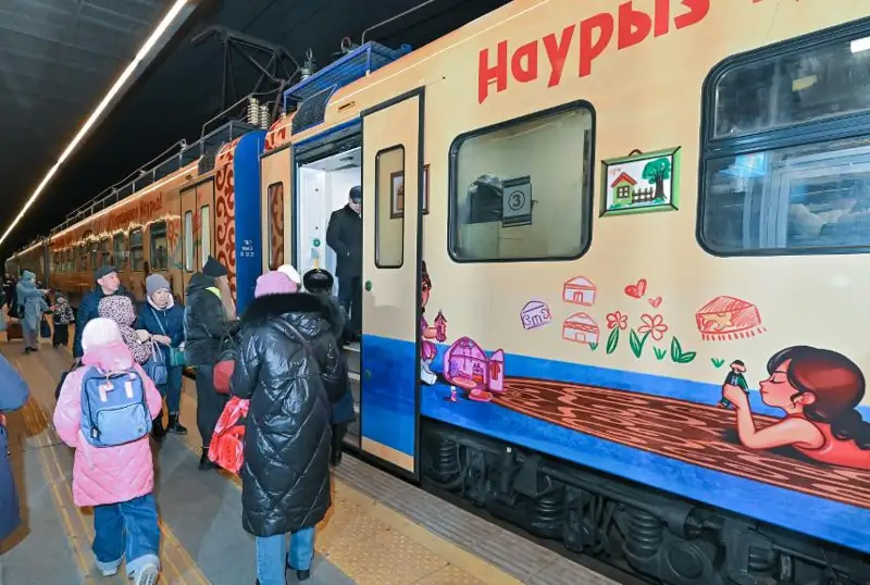 Astanadan Býrabaıǵa ulttyq naqyshta bezendirilgen elektr poıyzy qatynaı bastady