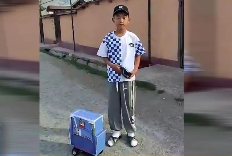 Jol apatyna túsip, múmkindigi shektelgen túrkistandyq oqýshy ózine yńǵaıly aqyldy sómke jasap shyǵardy