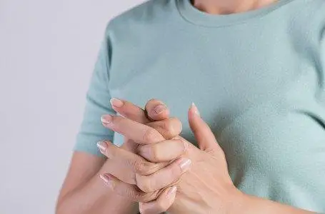 ساۋساق پەن مويىندى قىتىرلاتۋ زيان با؟ تراۆماتولوگ جاۋابى