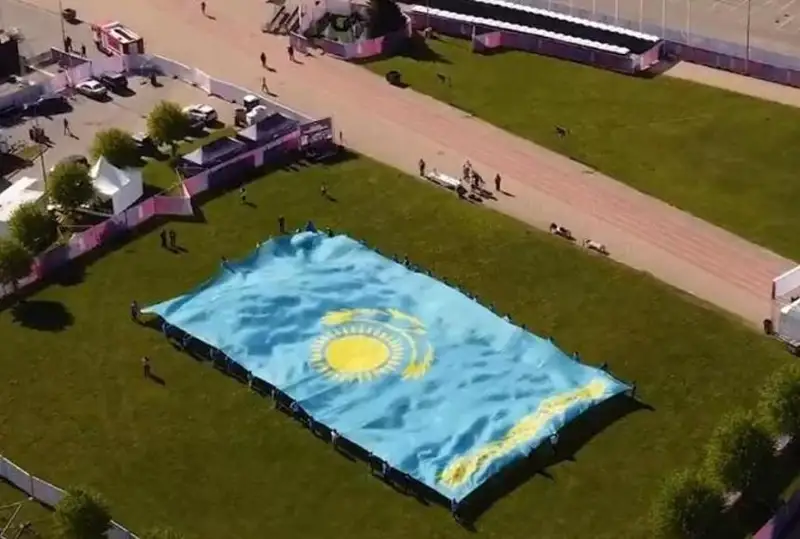 Хоккейден ӘЧ: Қазақстандық жанкүйерлер 800 шаршы метрлік туды жайды