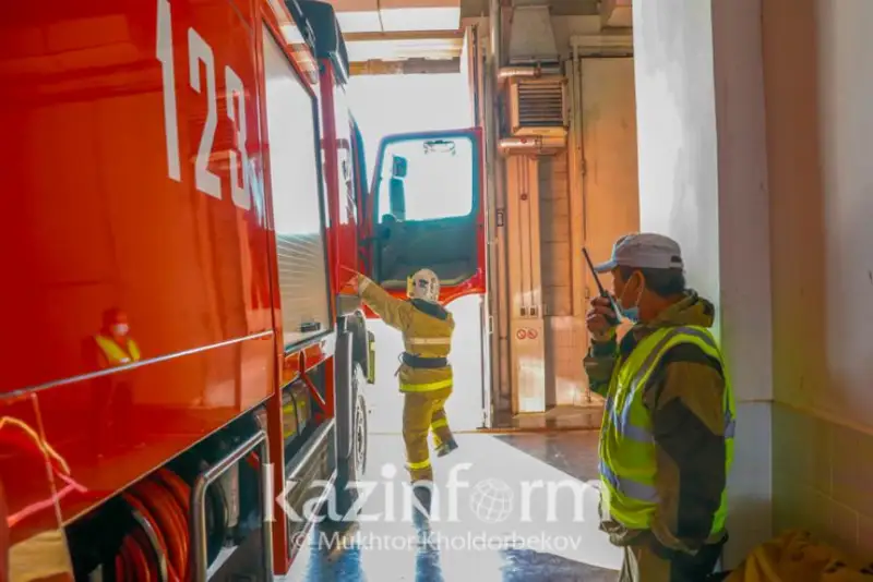 Сухостой горит на Кургальжинском шоссе под Астаной