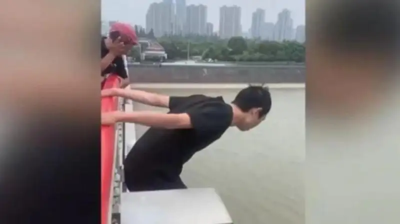 قىتايلىق سۋعا باتىپ بارا جاتقان ايەلدى قۇتقارۋ ءۇشىن 12 مەتر بيىكتەن سەكىردى - ۆيدەو