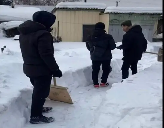 В ВКО волонтеры помогают спасателям готовиться к паводкам