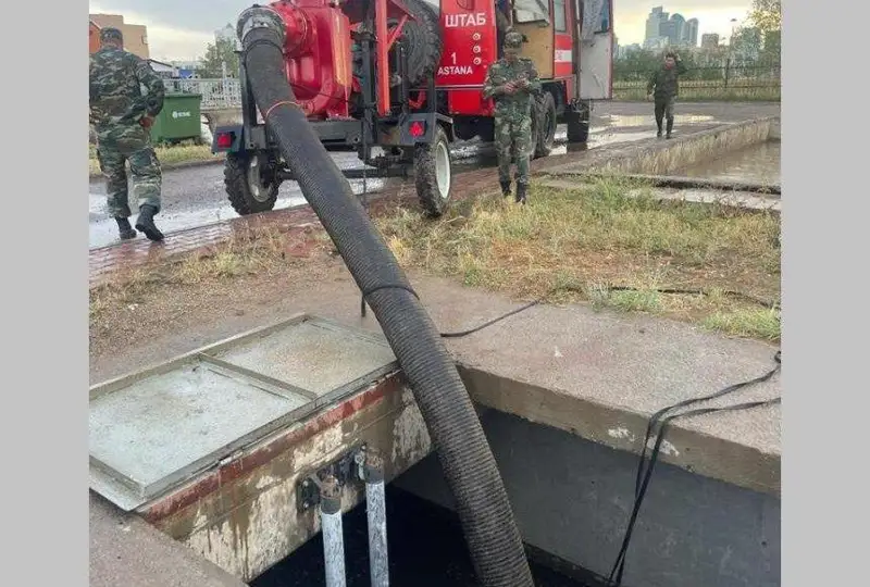 Работы по откачке воды после дождя завершили в Астане