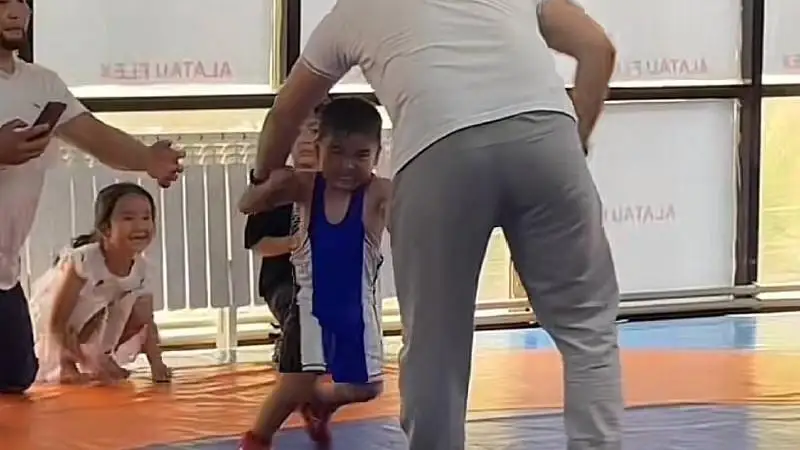 جەڭىلىپ قالعانى ءۇشىن تورەشىمەن توبەلەسىپ كەتكەن كىشكەنتاي بالا قازنەتتى ءسۇيسىنتتى