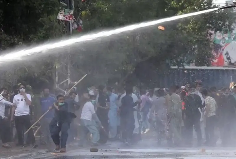 پاكىستاندا بۇرىنعى پرەمەر-مينيستر يمران حان ۇستالعاننان كەيىن حالىق نارازىلىققا شىقتى