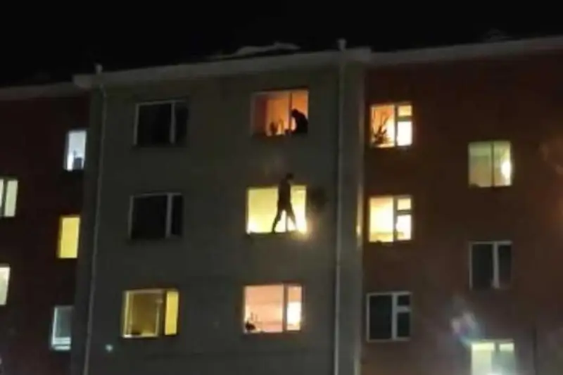 پەتروپاۆلدا الپينيستىك قۇرالداردىڭ كومەگىمەن 4- قاباتتان سەكىرمەك بولعان ادام قۇتقارىلدى