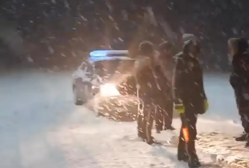 Более 500 автомашин освободили из снежного плена полицейские на трассах Жамбылской области