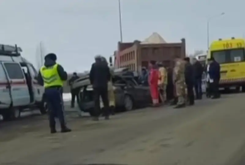 Водитель на угнанном авто столкнулся с грузовиком в Астане