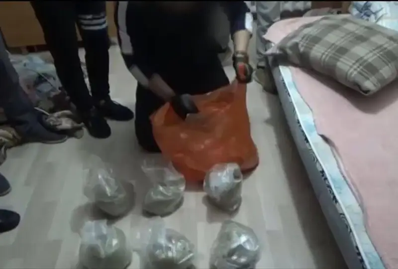 Наркодельца с крупной партией гашиша задержали на въезде в столицу