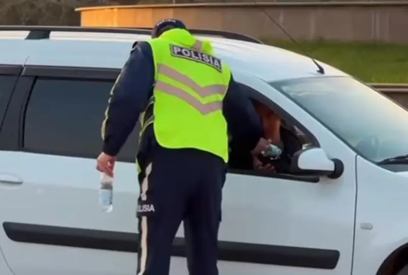 Atyraý polıtseıleri aýyzashar ýaqytynda júrgizýshilerge sý men qurma taratty