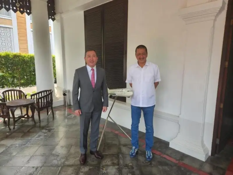 哈萨克斯坦大使会见印尼亚鹰航航空总裁