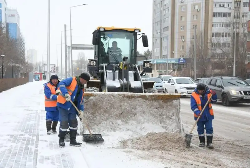 Более двух тысяч дорожных рабочих ежедневно убирают снег в Астане