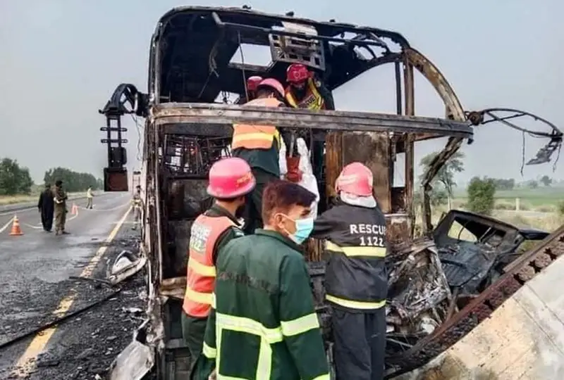 پاكىستاندا اۆتوبۋس ورتەنىپ، 20 ادام قازا تاپتى