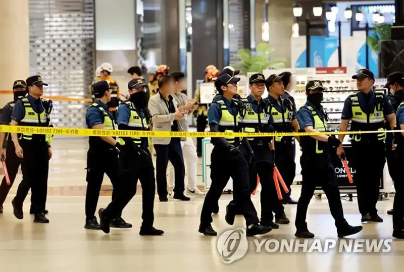 Жуткое нападение в Корее: неизвестный въехал в толпу и устроил поножовщину