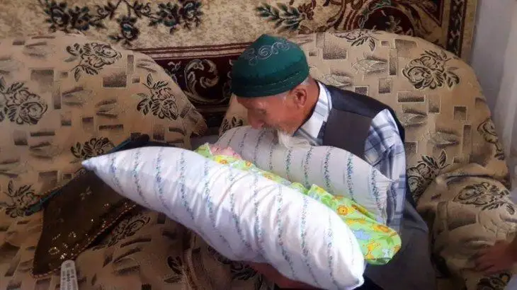 ىرىمدارعا سۇيەنە وتىرىپ بالاعا ات قويعان قانشالىقتى دۇرىس؟