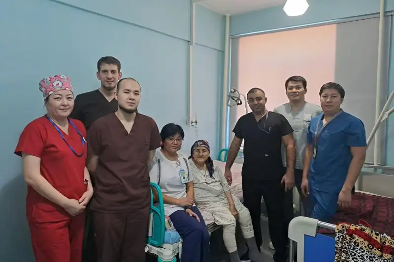 Жизнь 105-летней пациентке спасли врачи в Алматы