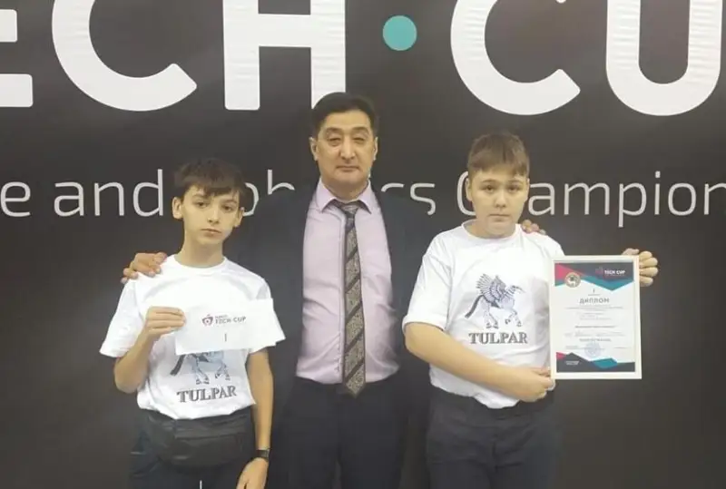 Голограмму робота-домбриста создали школьники из Сарани