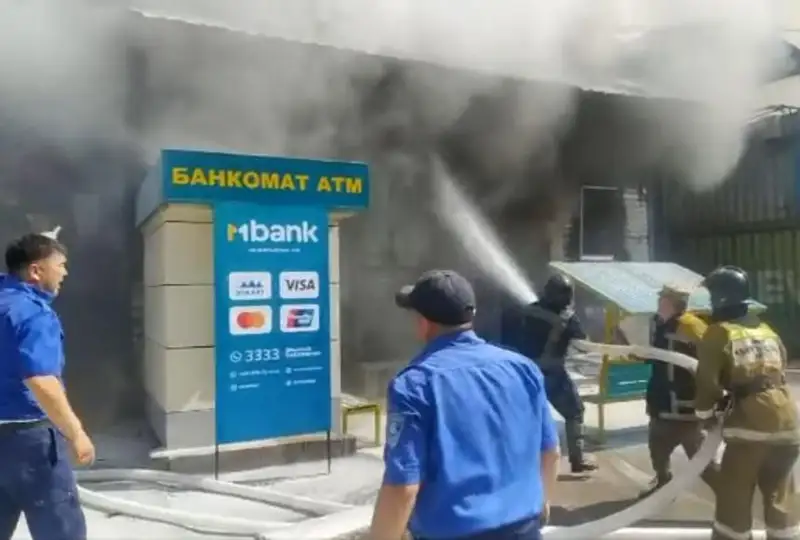 Здание банка горит на крупнейшем рынке Бишкека