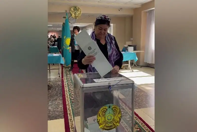 Almatyda uıǵyr ultynyń ókilderi saılaýǵa ulttyq kıimmen keldi