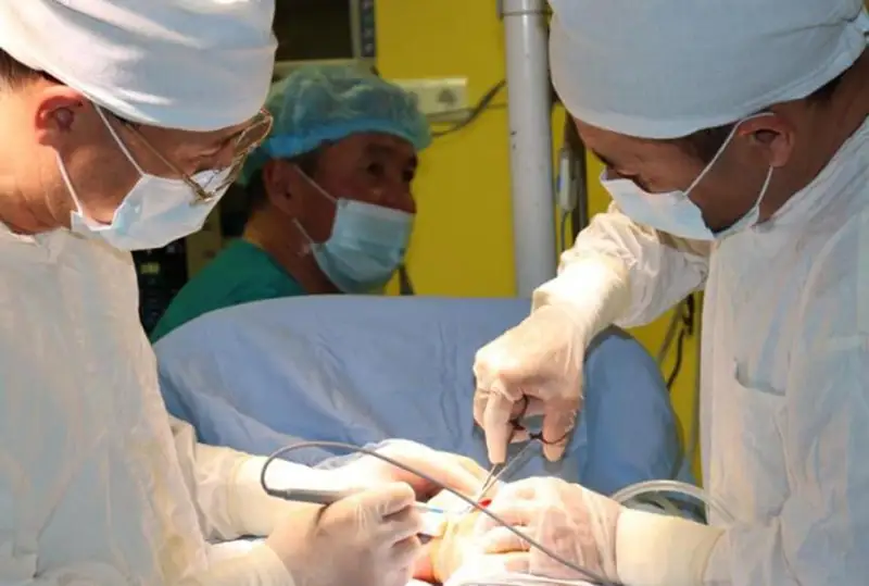 Almatylyq dárigerler shala týǵan nárestege kúrdeli operatsııa jasady