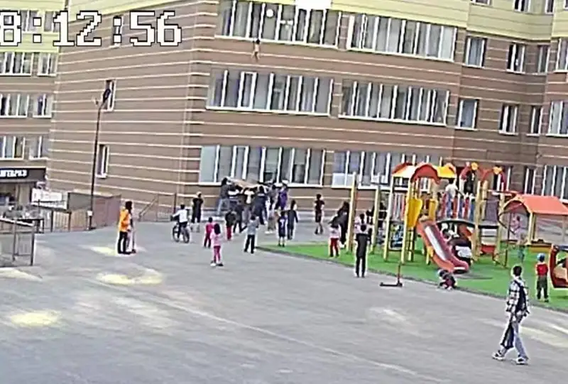 Выпавшую из окна 3 этажа двухлетнюю девочку спасли соседи в Астане