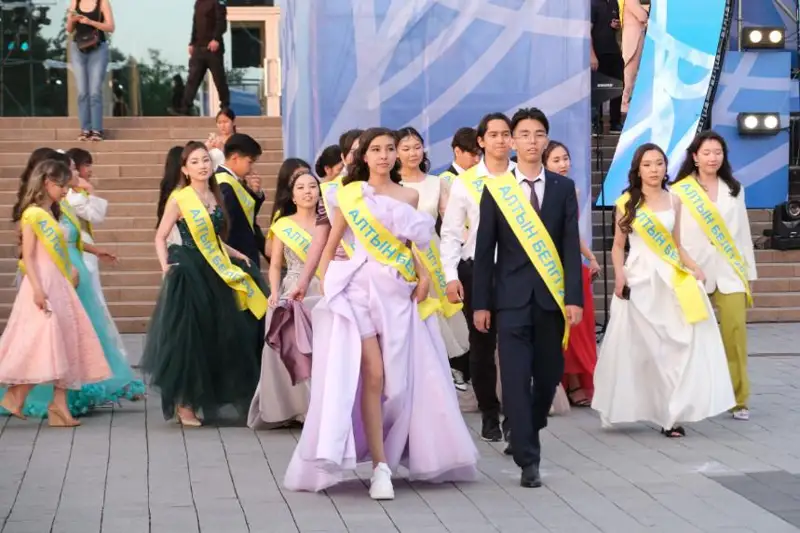 Almatyda 474 mektep bitirýshi «Altyn belgi» aldy