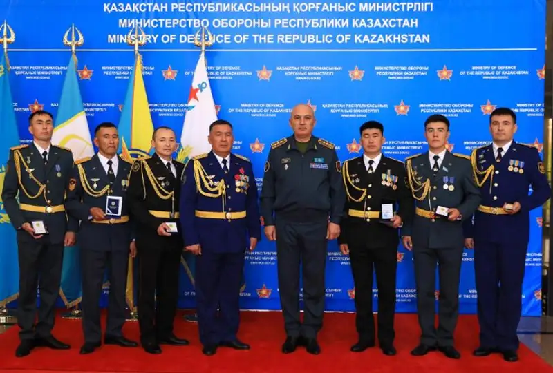 Министр обороны вручил награды участникам тушения пожара в области Абай