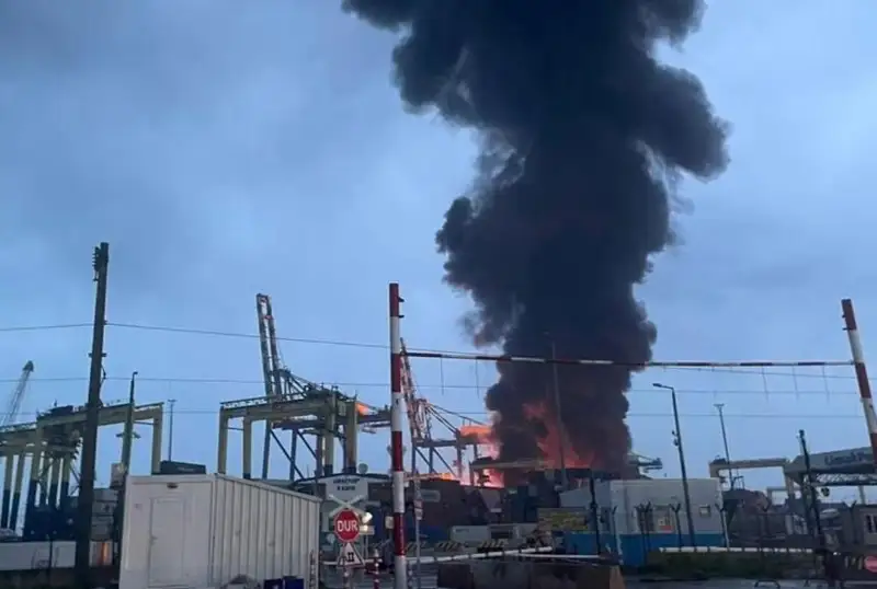 В турецком порту Искендерун после землетрясения начался пожар