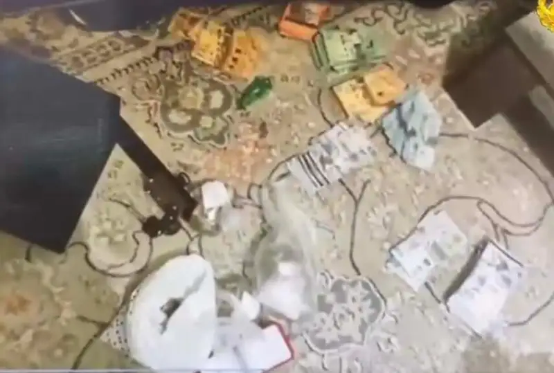 Наркотики, 3 млн тенге и 14 удостоверений личности обнаружили у жительницы Атырау