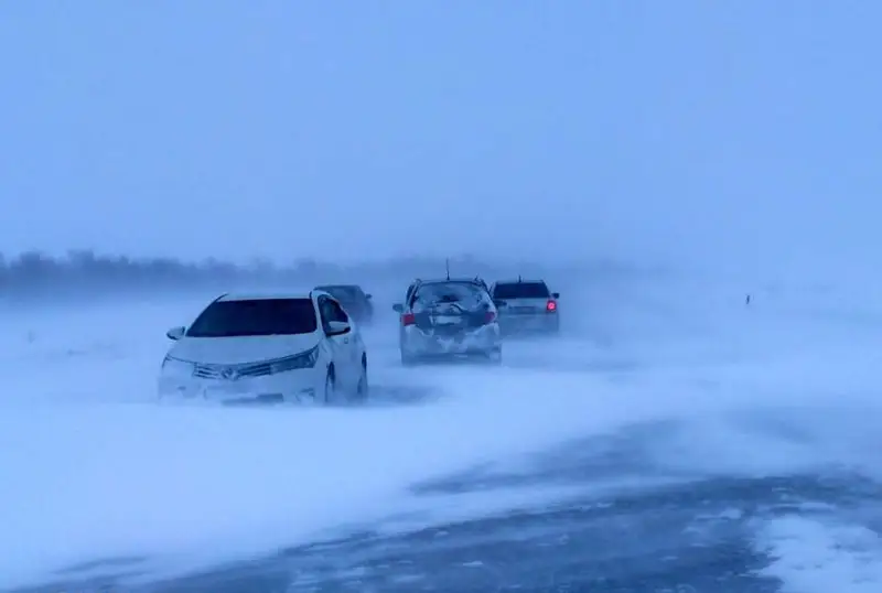 Двух водителей привлекут к ответственности за выезд в непогоду в Абайской области