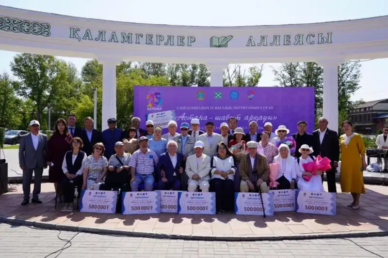 استانا اكىمدىگى قالامگەرلەردى ماراپاتتادى - فوتو