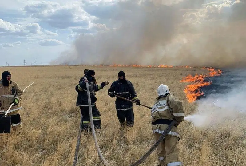 БҚО-да дала өрті елдімекенге жақындап, 44 адам ауылдан көшірілді