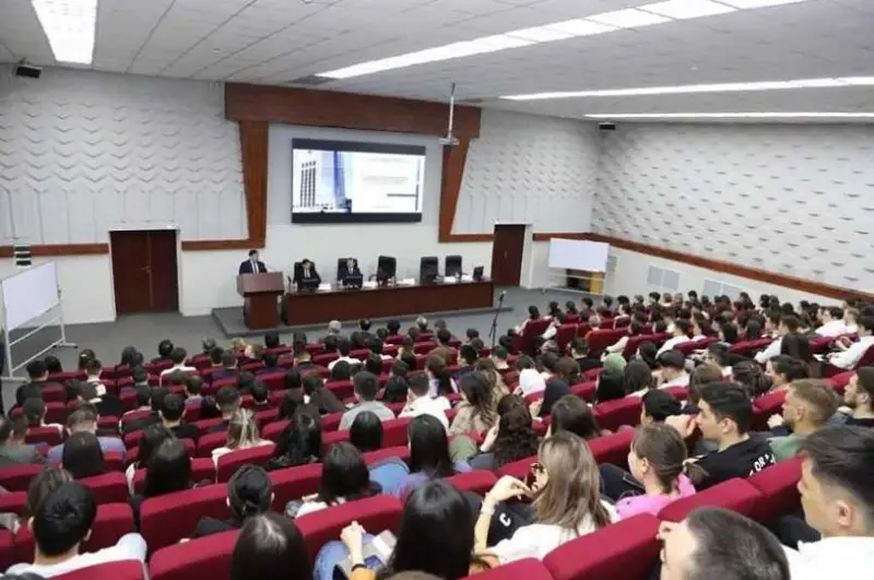 Jeke ambıtsııalar emes, qoǵamdyq múdde kózdelýi kerek – Darhan Jazyqbaev stýdenttermen kezdesti