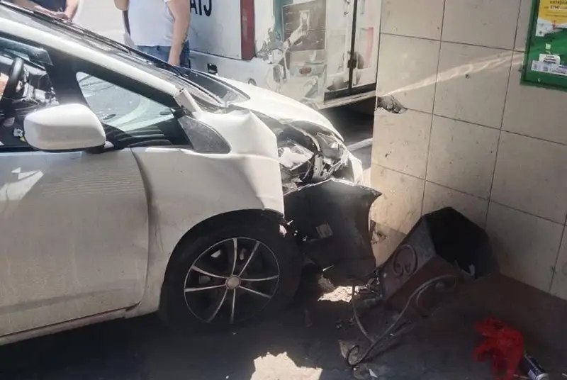 Петропавлда аялдамадағы адамдарды соққан жеңіл көлік жүргізушісі рульге ие бола алмай қалған - полиция